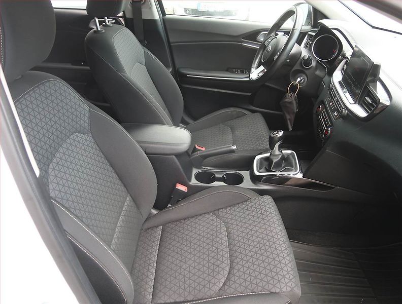 Kia Ceed (2019) 1.6 CRDi, Navi, Tempomat - fotka 9 z 18