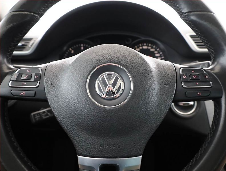 Volkswagen Passat (2011) 2.0 TDI, Navi, Xenony - fotka 8 z 20