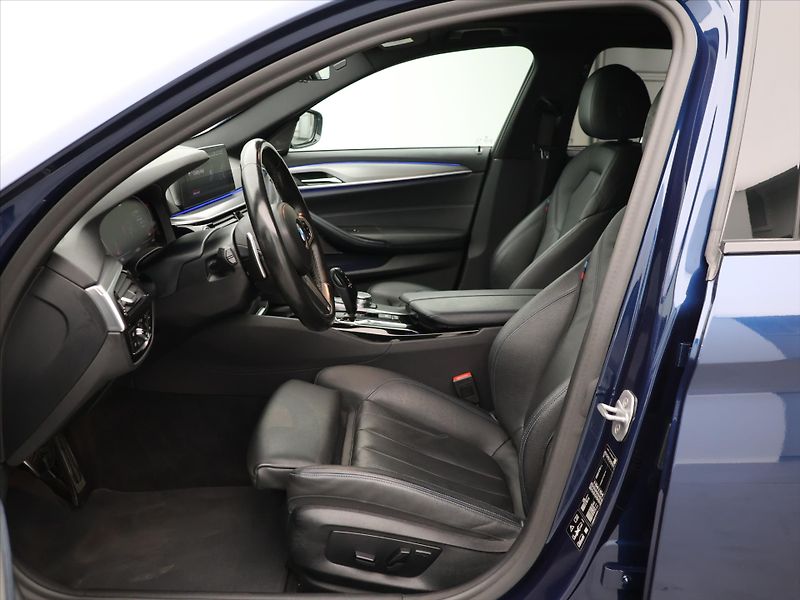 BMW Řada 5 3,0 530d xDrive 195kW M-paket - fotka 12 z 34