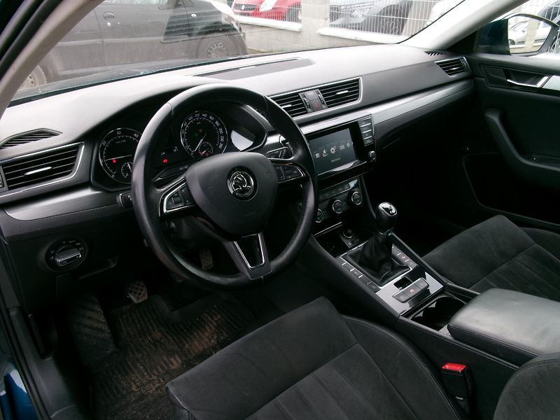 Škoda Superb (2015) 2,0TDI NAVI ACC 4x4 - fotka 31 z 36