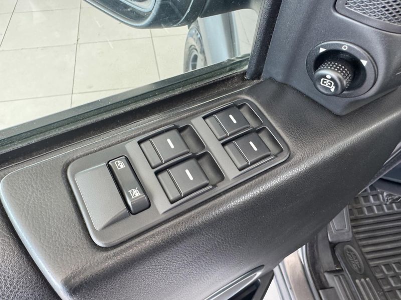 Land Rover Discovery 2,7TDV6*4x4*Xenon*Manuál*7MÍST - fotka 23 z 28