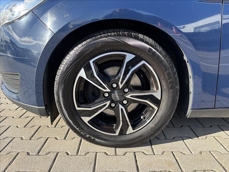 Ford Focus 1,5 TDCI 70kW Trend - fotka 9 z 28