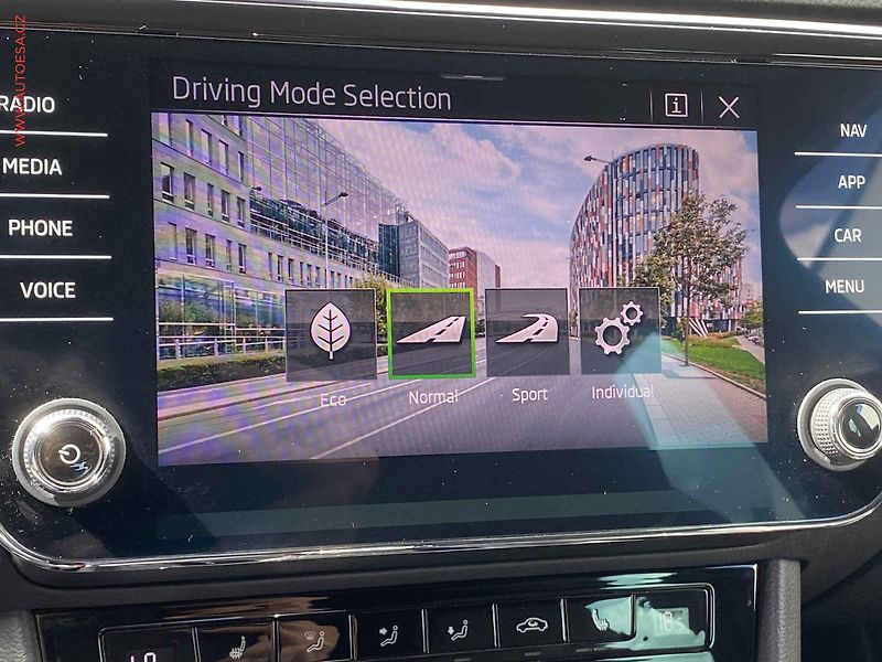 Škoda Superb (2023) 2.0 TSi, ČR, SportLine, DSG - fotka 18 z 23