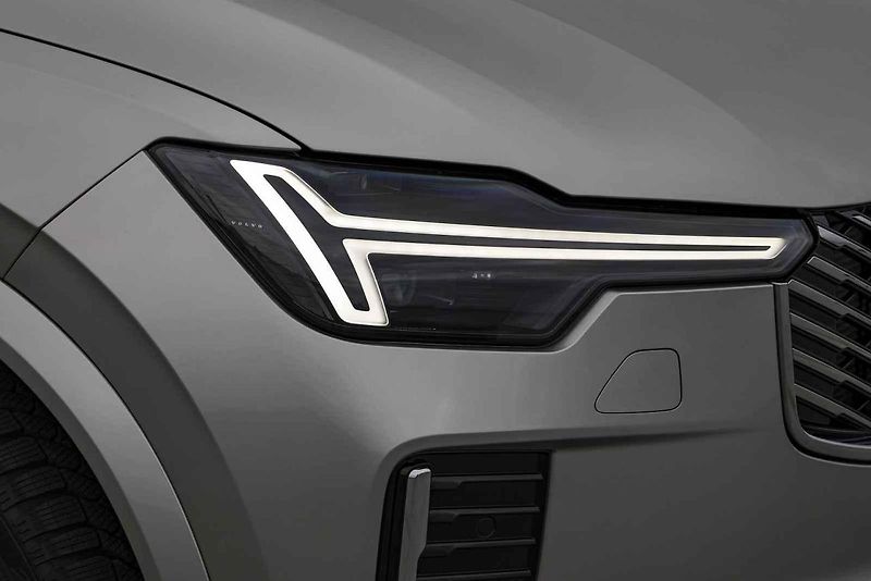 Jitka Čvančarová vozí svou dcerku v Porsche Cayenne.