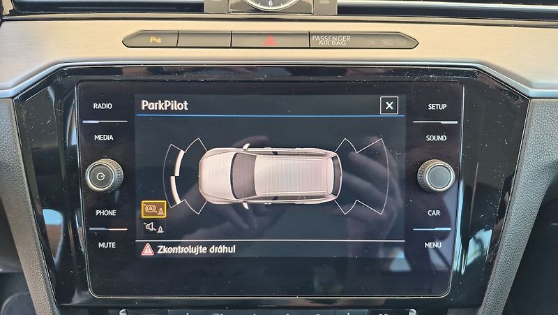 Volkswagen Passat 2.0 TDI 110kw R-Line - fotka 16 z 26
