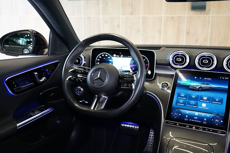 Mercedes-Benz Třídy C 300d 4MATIC AMG, Panorama, HUD - fotka 49 z 50