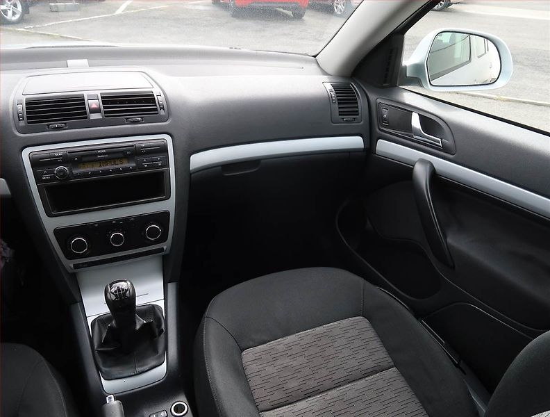 Škoda Octavia (2010) Ambiente 1.6 TDI, Serv.kniha - fotka 8 z 15