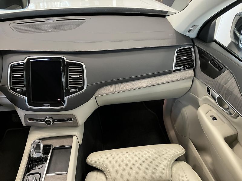 Volvo XC90 B5 AWD Ice Line Plus Dark AT8 - fotka 21 z 50