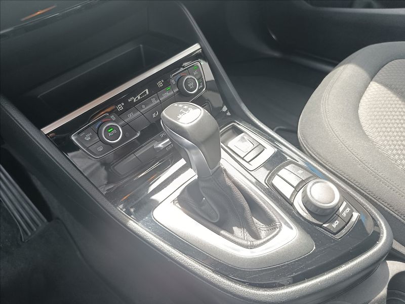 BMW Řada 2 1,5 218i Automat Active tourer - fotka 18 z 22