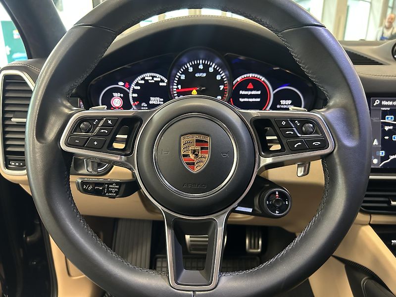 Porsche Cayenne (2023) 4.0 GTS VZDUCH SPORT CHRONO - fotka 12 z 32
