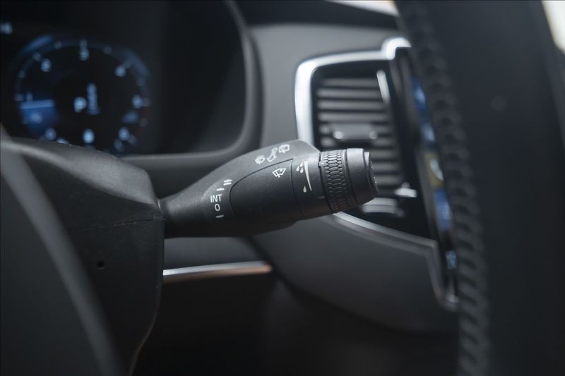 Volvo XC90 2,0 B5 AWD INSCRIPTION 7 MÍST - fotka 22 z 47