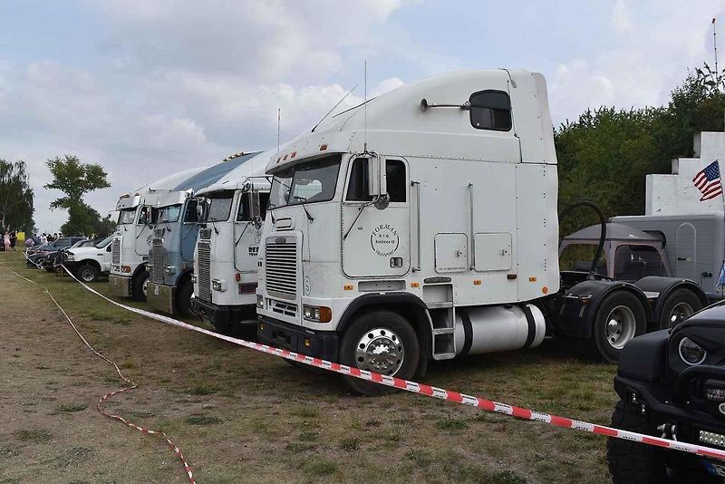 Pět stovek amerických korábů silnic se sjelo na sraz osmiválců Hradecká V8 na hradecké letiště.