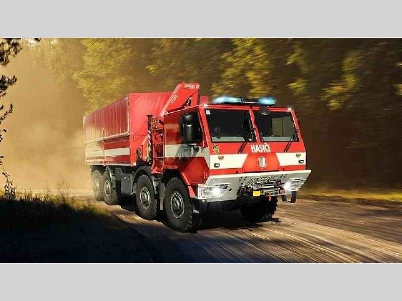 Tatra Force 8x8 – vozidlo pro přepravu potrubí.