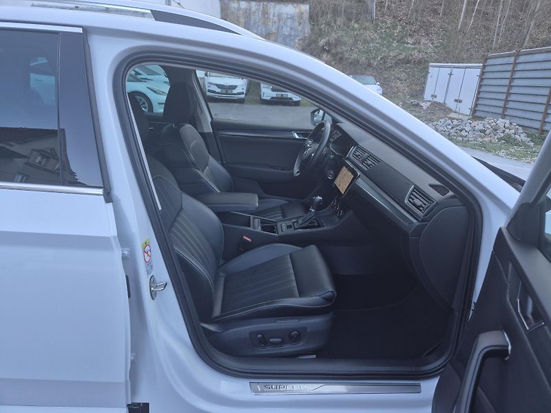Škoda Superb Combi 2,0TDi DSG 110kw 17ALU - fotka 16 z 44