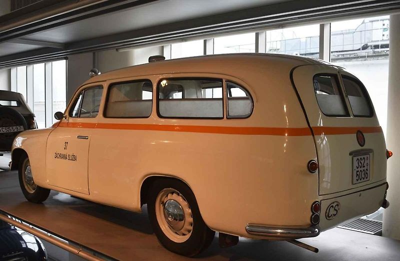 Škoda 1200 na startu veteránské rallye