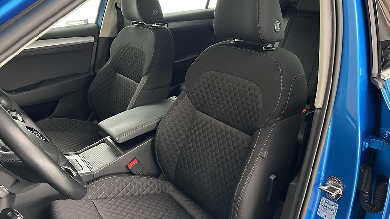 Škoda Superb 2.0 TDI Ambition Combi - fotka 15 z 24