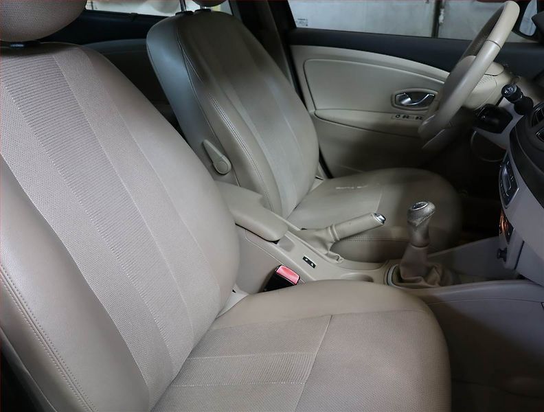 Renault Fluence (2010) 1.6 16V, Tažné, slušný stav - fotka 9 z 18