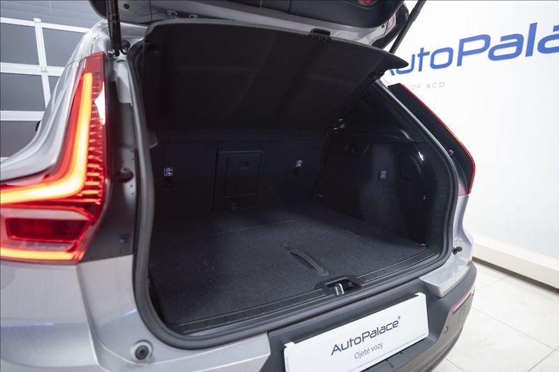 Volvo XC40 2,0 B3 NAVI KAMERA 360° TAŽNÉ - fotka 36 z 38