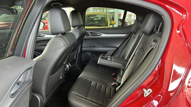 Alfa Romeo Stelvio 2.0i 280k AWD Veloce - fotka 10 z 12