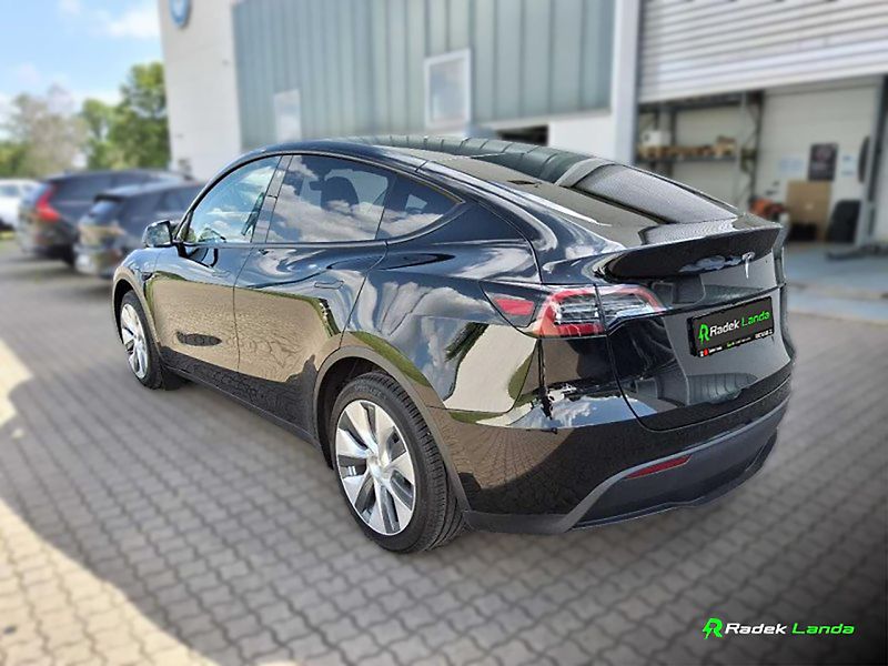 Tesla Model Y (2023) Standard Range | LFP, RWD, AMD - fotka 2 z 10