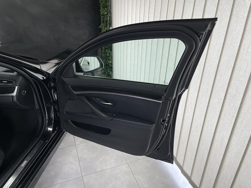 BMW Řada 5 2.0 D AT NAVI KŮŽE BI-XENON - fotka 13 z 28