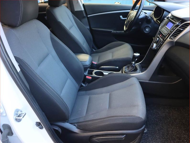 Hyundai i30 (2015) 1.6 MPI, Tempomat - fotka 9 z 17