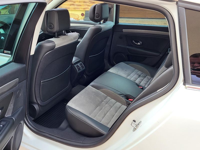 Renault Laguna 2.0dCi 127kW*4CONTROL*PANORAMA - fotka 26 z 50