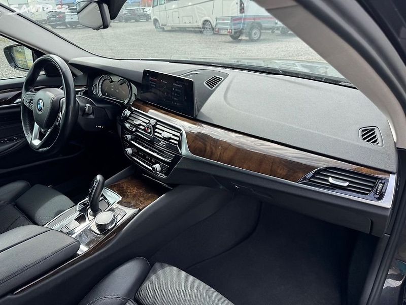 BMW Řada 5 (2017) 520d xdrive Sportline kombi - fotka 23 z 50