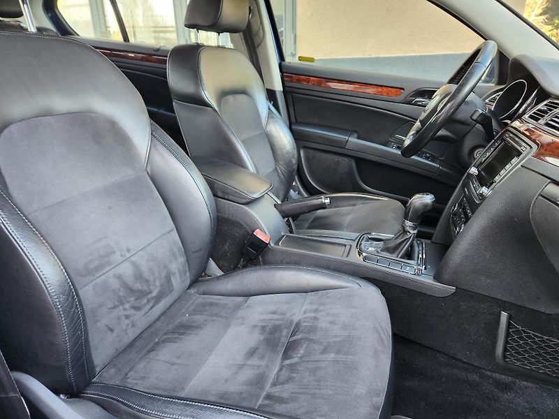 Škoda Superb 2.0-PRAV.SERVIS-TOP VÝBAVA - fotka 24 z 37