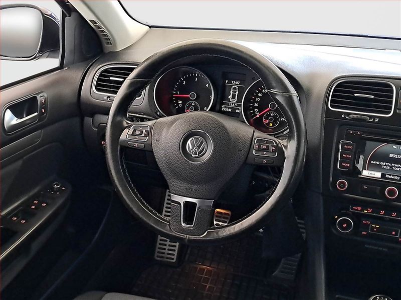 Volkswagen Golf (2011) 1.6 TDI, po STK, pěkný stav - fotka 15 z 17