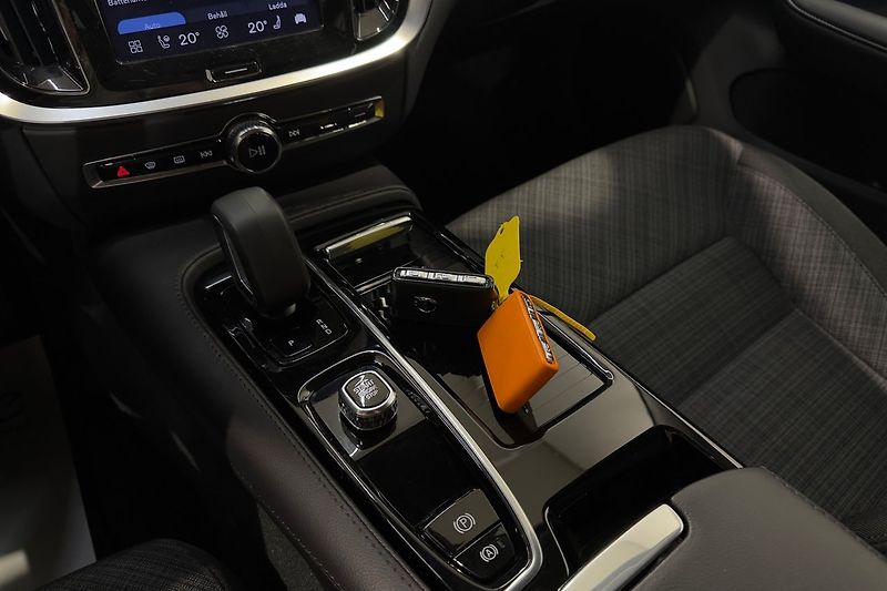 Volvo V60 Recharge T6 AWD Core Taž Kam - fotka 18 z 22