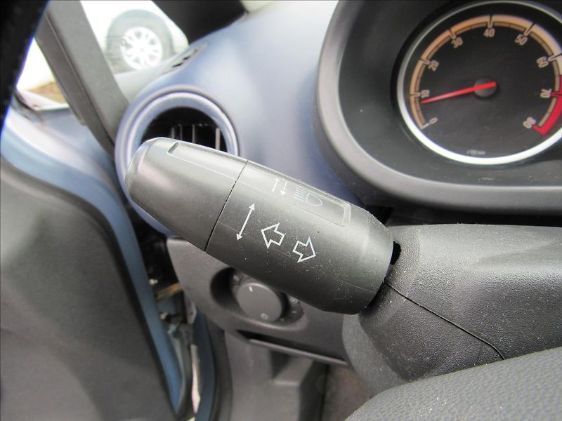 Opel Corsa 1,2 i 59kW - fotka 21 z 26