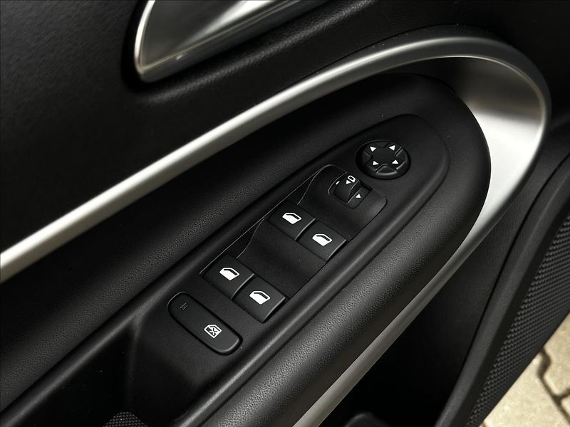 Jeep Avenger 1,2 Turbo e-hybrid Summit - fotka 17 z 42