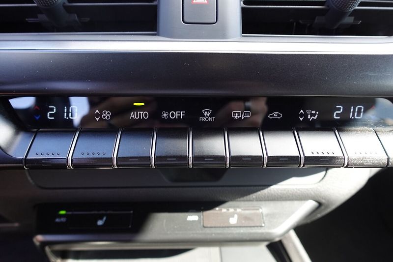 Lexus UX 250h 2,0HSD Special Edition - fotka 23 z 32