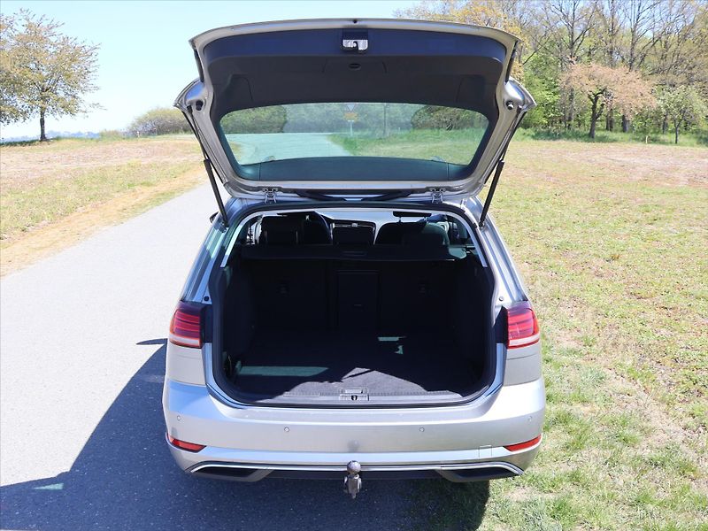 Volkswagen Golf 1,6 TDI LED DPH 1.Maj. Tažné - fotka 7 z 25