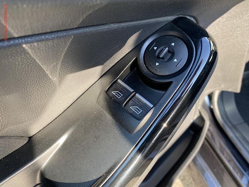 Ford Fiesta (2015) 1.0 EB, Titanium, výhřev sed - fotka 14 z 17
