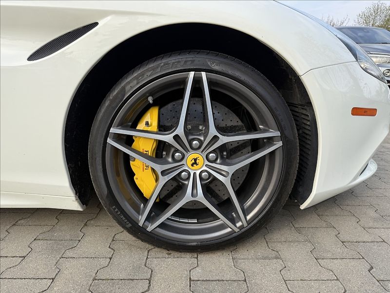 Ferrari California T 3,9 V8 412 kW - fotka 24 z 26