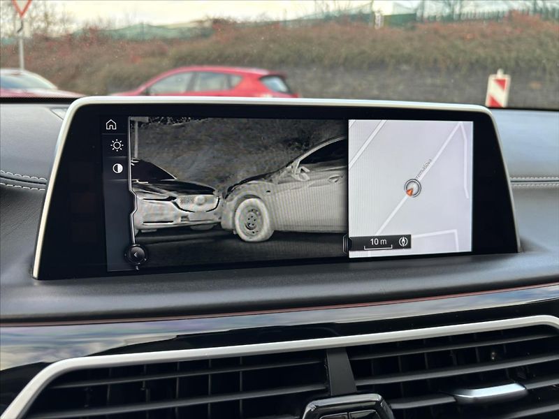 BMW Řada 7 4,4 i 750Li xDrive Individual - fotka 19 z 39