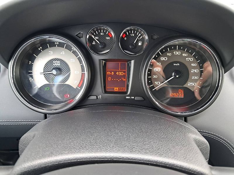 Peugeot RCZ (2010) 1.6 16V THP / 115 kW M6 - fotka 9 z 22