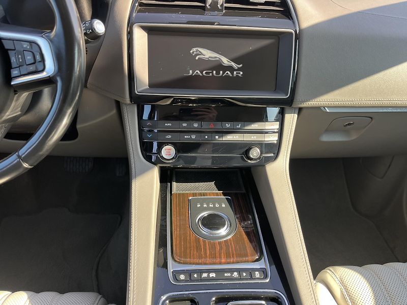 Jaguar F-Pace (2018) 2.0D 132kw AWD  - fotka 15 z 19