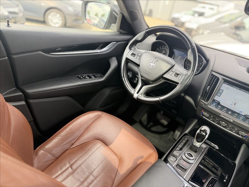 Maserati Levante 3,0 Q4 A/T 202kW - fotka 25 z 31
