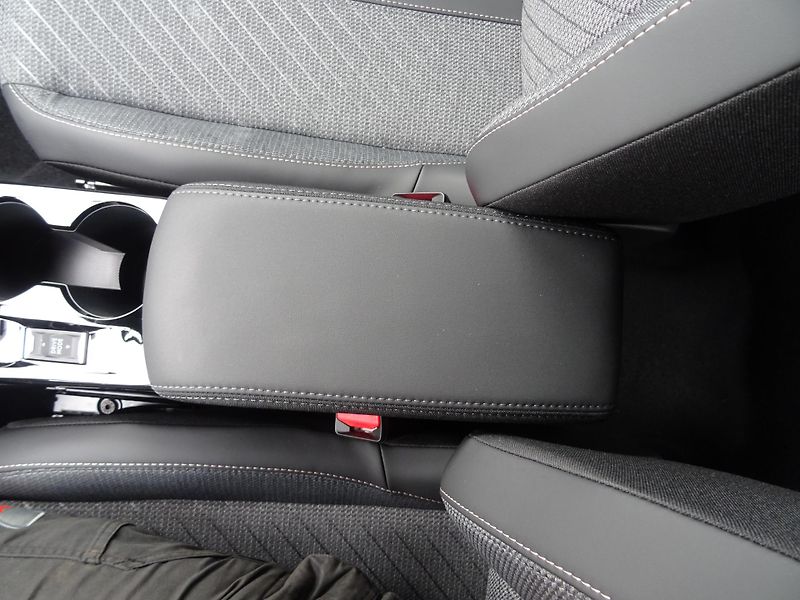 Peugeot 2008 (2026) ALLURE Turbo 100k MAN6 - fotka 37 z 43
