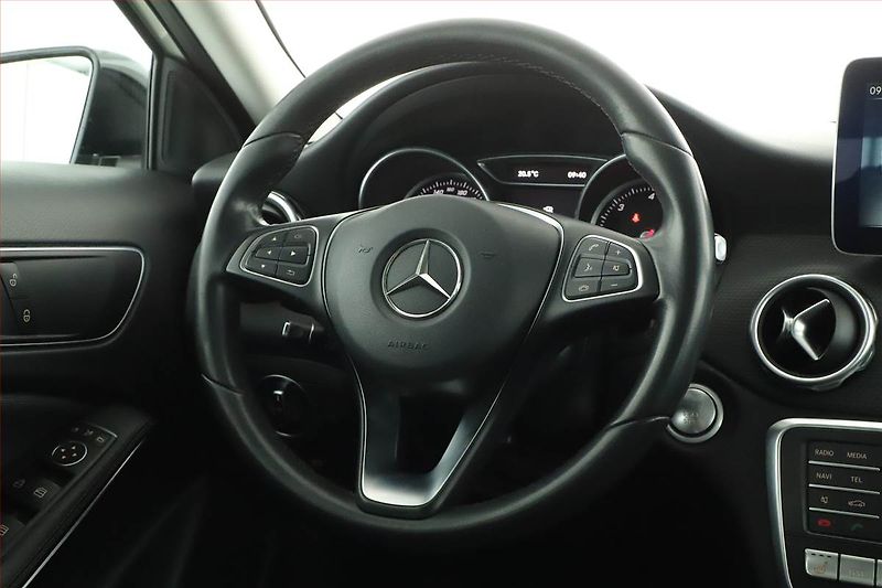Mercedes-Benz GLA (2017) 220 d 4MATIC, 4X4 - fotka 17 z 21