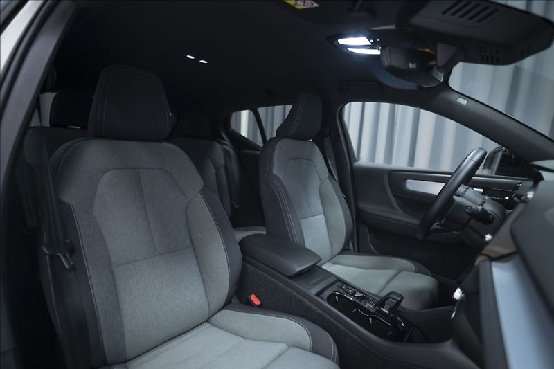 Volvo XC40 2,0 B3 NAVI KAMERA 360° TAŽNÉ - fotka 9 z 38