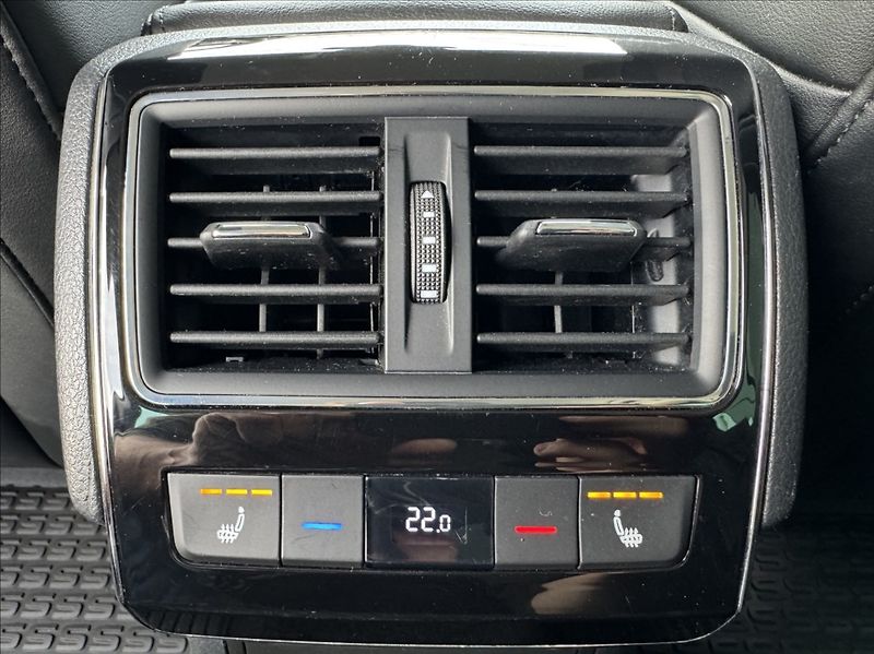 Škoda Superb 2,0 TDI DSG STYLE DPH 1.maj ČR - fotka 21 z 50