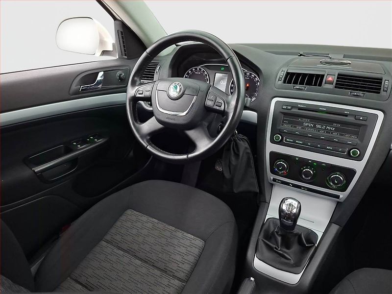 Škoda Octavia (2010) 1.6 TDI, Xenony, Tempomat - fotka 7 z 17
