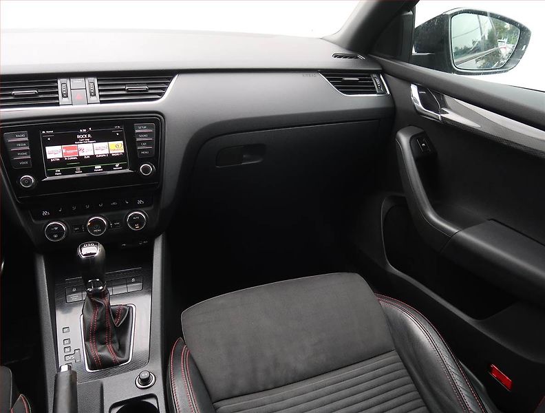 Škoda Octavia (2015) RS 2.0 TSI, Automat, Kůže - fotka 8 z 22