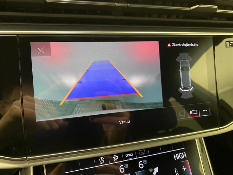 Audi Q7 3,0 TDI 210kW 7Míst S-Line - fotka 17 z 32