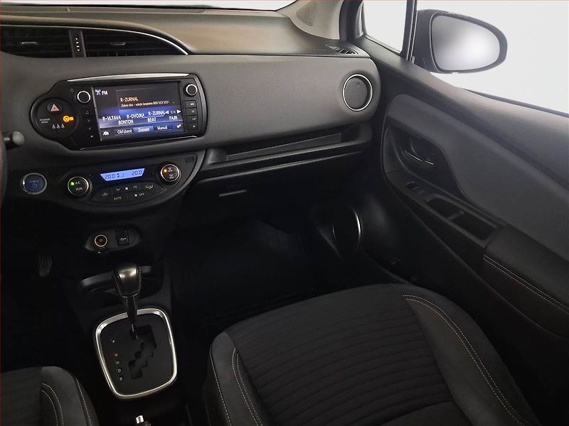 Toyota Yaris (2015) 1.5 Hybrid, Automat - fotka 8 z 16