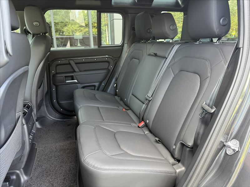 Land Rover Defender (2026) 3,0 X-DYNAMIC SE D250 - fotka 16 z 24